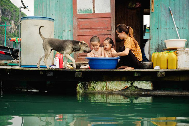 16.Những bức ảnh từ Đồng bằng sông Cửu Long được Dima yêu thích nhất: “Chỉ cần nhìn những đứa trẻ này. Chúng lớn lên ở một trong những nơi đẹp nhất trên thế giới, nhưng nhiều đứa trẻ chưa đặt chân lên đất liền. Mỗi ngày, chúng tắm trong nước lạnh và tận hưởng cuộc sống”.