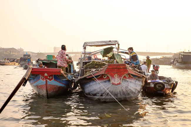 17. Mặc dù người dân địa phương không thường xuyên giao tiếp với người lạ, nhưng Dima đã tìm được điểm chung với họ. Trong một chuyến đi bộ đường dài của mình, anh đã gặp một số người có cùng đam mê du lịch với mình và tham gia vào nhóm của họ.