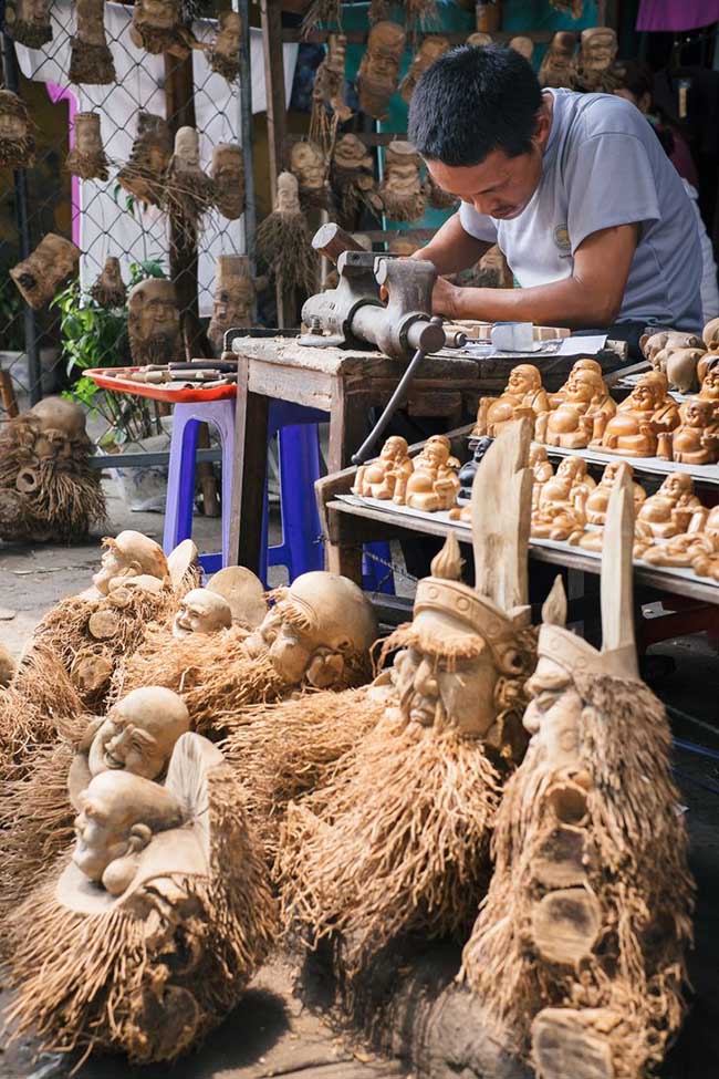 5. Sau đó, anh ghé qua ở lại Hội An trong vài ngày và tận hưởng các món ăn tại đây. Theo Dima, thị trấn nhỏ và ấm cúng này mê hoặc du khách bởi bầu không khí thân thiện. Những con phố hẹp của nó được trang trí bằng đèn lồng và sơn màu sắc tươi vui. Tại đây, bạn sẽ được nghe nhạc acoustic thư giãn trên mọi ngóc ngách.
