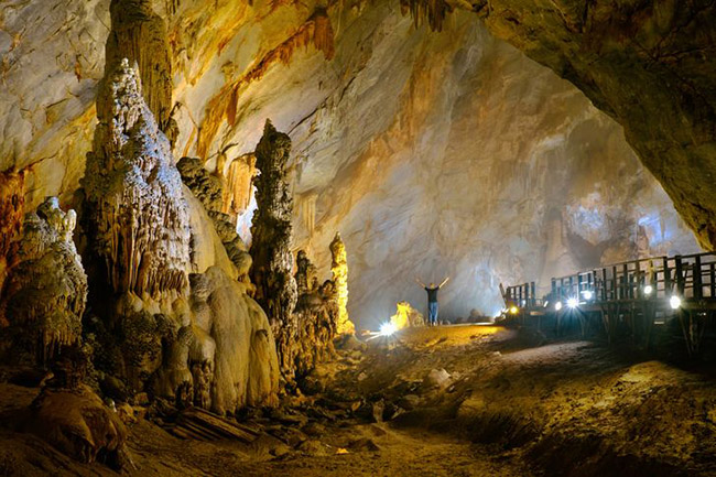 7. Anh cũng có ghé qua vườn quốc gia Phong Nha – Kẻ Bàng, nơi có hang Sơn Đoòng lớn nhất thế giới. Hàng chục hang động nhỏ hơn và đường hầm dưới lòng đất trong khu vực này đã có sẵn cho khách du lịch và các nhà thám hiểm tham quan.