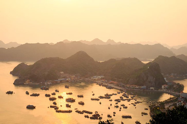 8.Đảo Cát Bà thuộc vịnh Hạ Long là điểm dừng chân quan trọng trong chuyến du lịch của Dima. Khu vực này là một trong những kỳ quan thiên nhiên được UNESCO bảo vệ. Vịnh được bao quanh bởi những tảng đá cao, đẹp như tranh vẽ.