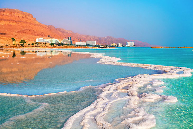 Biển Chết, Israel: Biển Chết nằm ở biên giới của 2 nước Israel và Jordan. Trên thực tế, đây là một cái hồ mặc dù có tên gọi như vậy. Với nồng độ muối khoảng 31%, tất cả những ai bước vào hồ đều có thể nổi tự nhiên trên mặt nước.