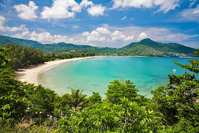 Phuket, Thái Lan: Đây là hòn đảo lớn nhất của Thái Lan, đồng thời là "thỏi nam châm" thu hút du khách. Phuket có nhiều bãi biển tuyệt đẹp với những bãi cát mịn, mềm và làn nước màu ngọc lam.