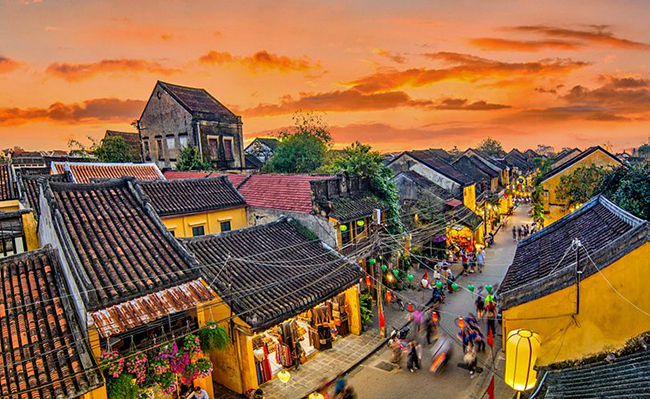 Hội An, Việt Nam: Hội An là nơi có một trong những thương cảng lâu đời nhất Châu Á và là Di sản Thế giới được UNESCO công nhận. Hội An vẫn còn lưu giữ phần lớn kiến trúc ban đầu của nó dưới dạng các tòa nhà khung gỗ, cửa chớp đầy màu sắc và mái ngói cổ.