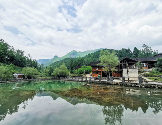Hồ nước Thần Long nằm ở trung tâm ngôi làng, là nguồn sống của người dân địa phương, tất cả hoạt động như ăn uống, tưới tiêu đều dẫn nước từ đây. Có một điều thú vị là Shenlongtan có thể giúp người dân dự đoán được thời tiết và sự tăng giảm của mực nước.
