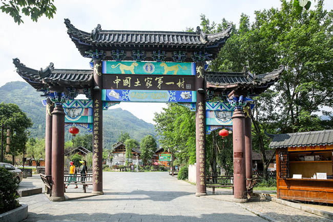 Ngôi làng này có tên là Vân Xá, ở tỉnh Quý Châu, Trung Quốc.