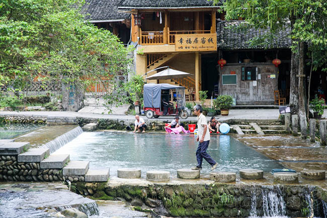 Tương truyền rằng, ngôi làng nhỏ này từng là nơi sinh sống của các vị thần, nó được bao quanh bởi sông núi tuyệt đẹp, nước suối trong vắt, không ồn ào, không ô nhiễm, giống như một thiên đường.