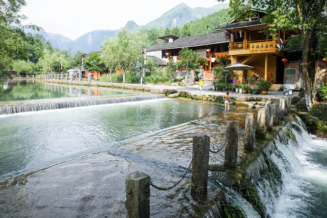 Làng Vân Xá nổi tiếng là nơi sinh sống của tộc người Thổ Gia đầu tiên trên thế giới.