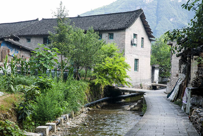 Ngôi làng nằm trong một thung lũng, có một con suối chảy giữa đường đi, bên ngoài bao bọc bởi sông Thái Bình.