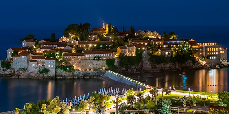 1. Sveti Stefan là hòn đảo đẹp mê hồn của Montenegro nằm cách thành phố Budva không xa về phía nam ở Montenegro (một quốc gia ở miền đông nam châu Âu).