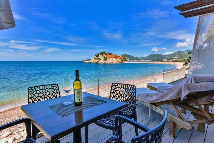 14. Sveti Stefan còn đặc biệt nổi tiếng với làng chài cùng tên, đẹp như tranh với những ngôi nhà từ thế kỷ thứ 15.