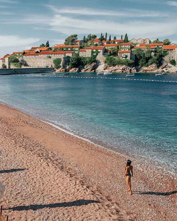 7. Ngôi làng nhỏ thời trung cổ ở Sveti Stefan được gọi là St Stephen, với nét đặc trưng dễ nhận biết nhất là những ngôi nhà mái ngói bằng đất nung, những con ngõ và sân vẫn giữ nguyên được vẻ đẹp cổ kính theo thời gian.