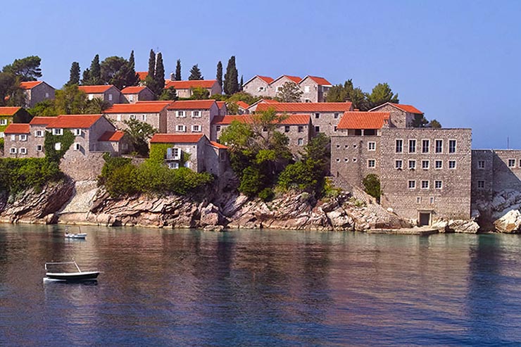 8. Sveti Stefan cũng là tên của một thị trấn khá mới, trước đây nó vốn là nơi ở mùa hè của Nữ hoàng Maria nước Nam Tư.