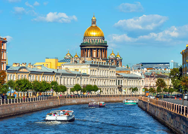 St.Petersburg - trung tâm văn hóa của Nga: Petersburg là một thành phố có lịch sử lâu đời với rất nhiều di tích mang tính biểu tượng, chẳng hạn như những nhà thờ cổ xinh đẹp với kiến trúc trang trí công phu tuyệt vời. Nơi đây cũng có nhiều viện bảo tàng và các cung điện vô cùng lộng lẫy.