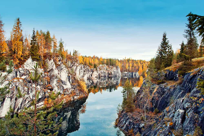 Thị trấn Ruskeala ở Karelia nằm cách St.Petersburg 4 giờ. Khu vực này nằm cạnh biên giới Phần Lan trên đường cao tốc Blue nổi tiếng, nối Na Uy, Thụy Điển và Phần Lan với Nga. Ruskeala nổi tiếng với vẻ đẹp tự nhiên tuyệt vời và lịch sử từng là trung tâm khai thác đá cẩm thạch.