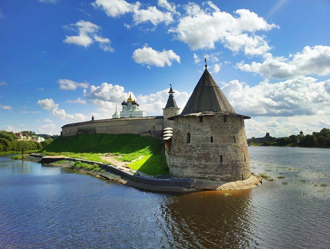 Pskov - thành phố lịch sử hấp dẫn: Pskov là một thành phố cổ cách biên giới Estonia không xa. Thành phố là một điểm đến tuyệt vời để du lịch ở Nga vì nơi đây đem tới nhiều trải nghiệm thú vị về kiến trúc lịch sử, đặc biệt là các nhà thờ và tu viện, nổi bật nhất là Pskov Krom.