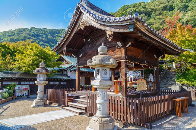 Đền Kitano Tenman-jinja là một địa điểm tham quan nổi tiếng. Được xây dựng vào năm 1180, ngôi đền thờ Sugawara no Michizane - vị thần của người Nhật Bản về học thuật, sự uyên bác, sự học hỏi. Vào các dịp lễ hội, du khách có thể xem nhiều nghi lễ truyền thống diễn ra tại đền.