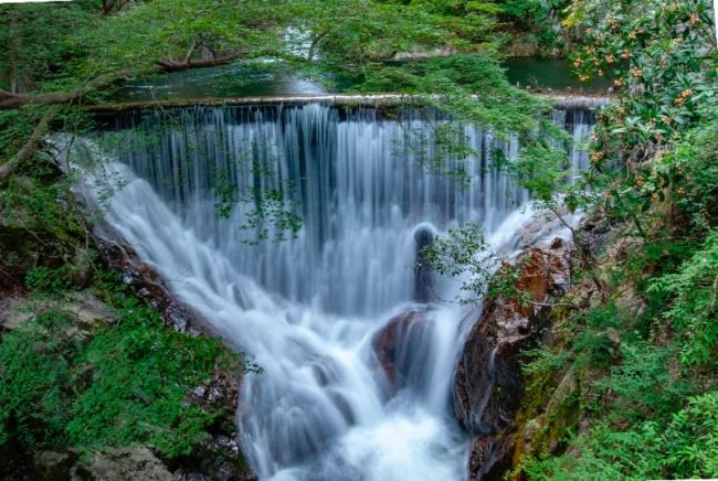 Thác Nunobiki: Leo núi Rokko, bạn đừng bỏ qua cảnh đẹp của thác Nunobiki. Thác này có 4 tầng riêng biệt: Ondaki, Mendaki, Tsusumigadaki, Meotodaki. Ngoài ra, phía sau ngọn thác này còn có một hang động bí ẩn rất đẹp.