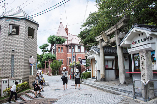 Sau khi cảng được mở cửa vào năm 1868, Kobe đã trở thành nơi tập trung của nhiều khách du lịch và doanh nhân nước ngoài, vì vậy cảnh quan của thành phố Kobe rất đặc trưng. Đó là lý do tại sao Kobe là một thành phố biểu tượng với phong cách phương Tây.