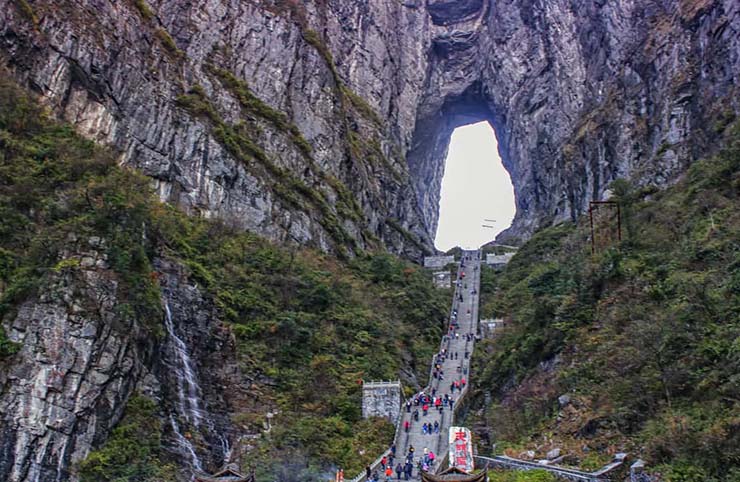 11. Động Thiên Môn ở Trương Gia Giới, Trung Quốc là một trong những hang động hình thành tự nhiên cao nhất hành tinh. Du khách phải leo lên một "cầu thang lên thiên đường" gồm 999 bậc để đến được địa điểm cách 1524m so với mực nước biển.