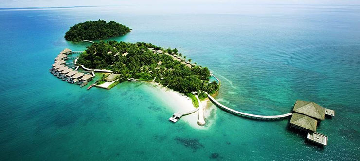 12. Koh Rong là một hòn đảo nhỏ nằm ngoài khơi tỉnh Sihanoukville ở Campuchia. Nơi này vẫn chưa phát triển nhiều nhưng vẻ đẹp của nó sánh ngang với các bãi biển nổi tiếng của Thái Lan.