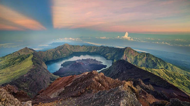 14. Núi Rinjani là một ngọn núi lửa đang hoạt động trên đảo Lombok, Indonesia. Những người leo núi đều ca ngợi vẻ đẹp của nơi này khi nhìn từ trên cao.