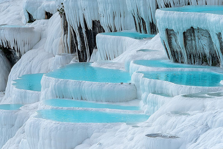 5. Ở Pamukkale, Thổ Nhĩ Kỳ là nơi nổi tiếng với những bậc thang chứa đầy nước ấm từ các suối nước nóng tự nhiên gần đó.