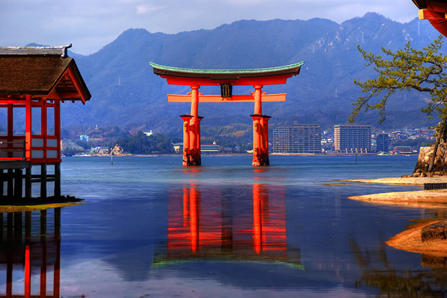 Đền thờ thần đạo Itsukushima (Hiroshima), một trong những địa danh nổi tiếng của Nhật Bản mà du khách không thể bỏ qua.