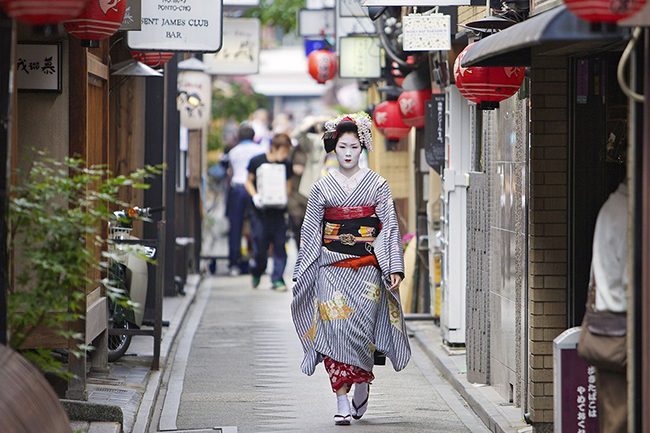 Nhưng cũng có nhiều nơi khác như vùng núi Phú Sĩ và Hakone ở miền trung Nhật Bản. Miền Nam cũng có rất nhiều như Kobe, Himeji, Fukuoka, Hiroshima, Okinawa…Các geisha cũng là một trong những nét hấp dẫn du khách khi đến Nhật.