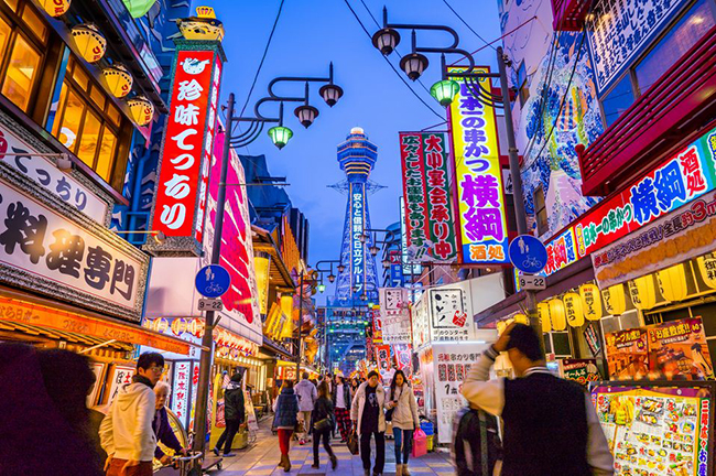 Tsutenkaku sôi động về đêm ở Osaka.