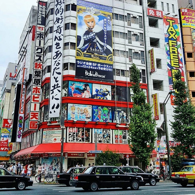 Các quầy của LAOX Akihabara là một trong điểm đến rất hot của giới trẻ. Đây cũng là một hình ảnh nổi bật ở Tokyo.