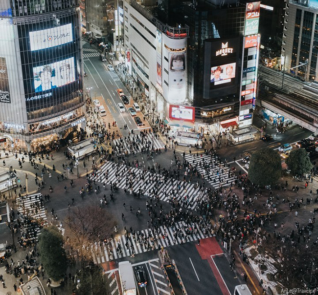 Shibuya Crossing là một địa chỉ rất nổi tiếng và cũng gần như là một biểu tượng ở Shibuya, Tokyo.