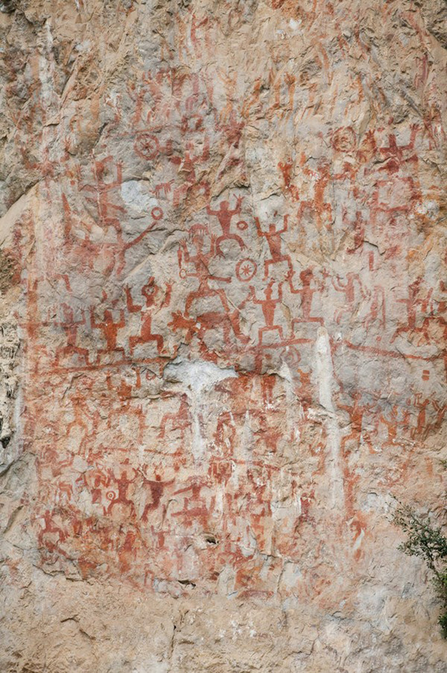 Zuojiang Huashan Rock Art, Trung Quốc: Đây là những hình ảnh kỳ lạ trên các vách đá dựng đứng ở phía tây nam Trung Quốc. Chúng là di tích duy nhất còn sót lại trên thế giới cho thấy cuộc sống của người Luoye, những người từng tồn tại từ thế kỷ thứ 5 trước Công nguyên.