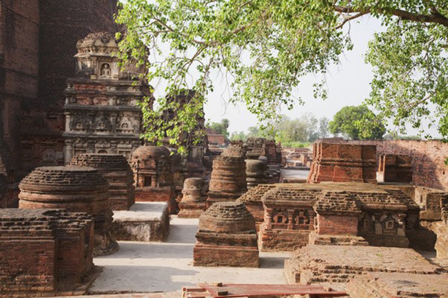 Nalanda Mahavihara, Ấn Độ: Trường đại học cổ kính này bao gồm một tổ chức tu viện và học thuật, có niên đại từ thế kỷ thứ 3 trước Công nguyên đến thế kỷ thứ 13 sau Công nguyên.