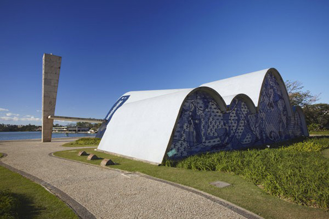 Pampulha Modern Ensemble, Brazil: Trung tâm văn hóa kỳ quặc này, được xây dựng vào năm 1940 xung quanh một hồ nước nhân tạo, được thiết kế bởi kiến trúc sư nổi tiếng Oscar Niemeyer với sự cộng tác của các nghệ sĩ khác. Không gian bao gồm một sòng bạc, phòng khiêu vũ, Câu lạc bộ Du thuyền Golf và nhà thờ São Francisco de Assis.