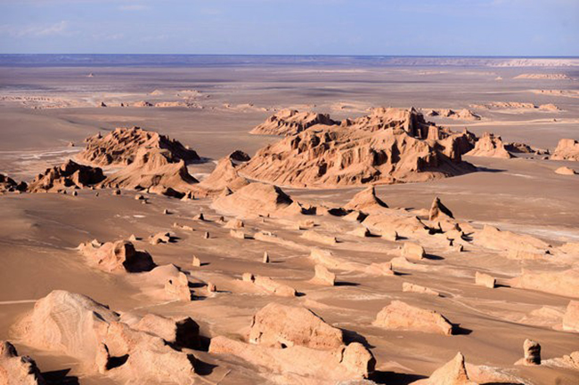 Sa mạc Lut, Iran: Trong khoảng thời gian từ tháng 6 đến tháng 10, khu vực cận nhiệt đới khô cằn này bị gió mạnh quét qua, vận chuyển trầm tích và gây ra xói mòn aeolian trên quy mô khổng lồ.