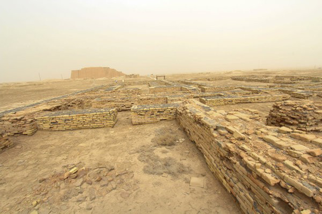 Ahwar ở miền Nam Iraq: Ahwar được tạo thành từ 7 địa điểm: tàn tích của các thành phố Mesopotamian Cities của Uruk, Ur và Tell Eridu và 4 đầm lầy đất ngập nước. Những địa điểm này là một hệ thống đồng bằng lớn nhất thế giới tồn tại trong một môi trường cực kỳ nóng và khô cằn.