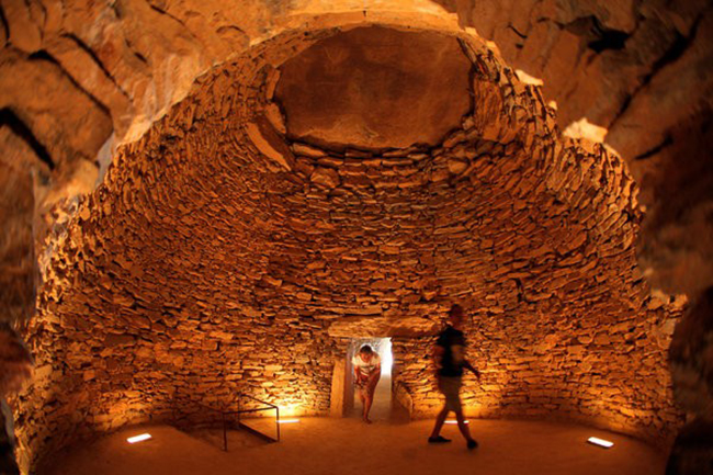 Antequera Dolmens, Tây Ban Nha: Địa điểm này bao gồm 3 ngôi mộ cự thạch - mộ đá Menga và Viera và Tolos của El Romeral cùng 2 di tích tự nhiên được gọi là hệ thống núi Peña de los Enamorados và El Torcal. Như UNESCO ghi nhận, những mộ đá này là “một trong những công trình kiến trúc đáng chú ý nhất của thời tiền sử châu Âu”.