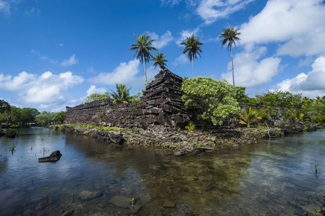 Nan Madol, Micronesia: Địa điểm này bao gồm 99 đảo nhỏ nhân tạo do con người xây dựng ngoài khơi bờ biển Pohnpei từ năm 1200 đến 1500 sau CN. Giờ đây, những hòn đảo nhỏ này có phần còn lại của các cung điện, đền đài, lăng mộ và khu dân cư bằng đá.