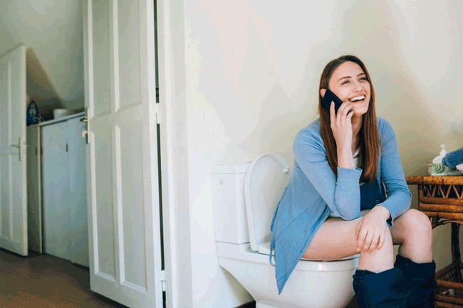 1. Ngồi quá lâu: Thật bất ngờ là rất nhiều người có thói quen ngồi trong nhà vệ sinh để đọc sách, tạp chí hoặc lướt điện thoại. Tiếc rằng thói quen này có thể gây hại sức khỏe của bạn theo nhiều cách: ngồi quá lâu ở tư thế này gây áp lực lớn cho các tĩnh mạch ở phần thấp nhất của trực tràng, nếu những tĩnh mạch đó sưng lên hoặc phình ra sẽ xuất hiện bệnh trĩ. Trong nhiều trường hợp, bệnh trĩ thường hết trong vòng 1 tuần, nhưng nó cũng có thể gây ngứa, khó chịu và chảy máu trực tràng. Nếu thấy bất kỳ đốm đỏ nào trên phân hoặc giấy vệ sinh sau khi lau, hãy nói chuyện với bác sĩ để đảm bảo chảy máu không phải là triệu chứng của ung thư ruột kết hoặc một tình trạng nghiêm trọng khác.