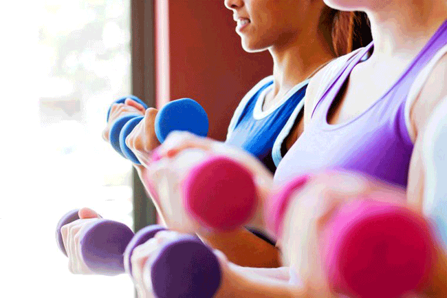 10. Không tập thể dục đủ: Ngay cả khi bạn không thừa cân, tập thể dục nên là thói quen cần thiết lập. Tiến sĩ Neil-Sherwood cho biết, trong khi tập thể dục, lỗ chân lông được mở ra và mồ hôi được thoát ra, điều này không chỉ giúp gan mà còn hoạt động song song với gan là giải độc cơ thể. Hiệp hội Tim mạch Hoa Kỳ khuyến nghị ít nhất 150 phút hoạt động ở mức độ vừa phải 1 tuần giúp cải thiện sức khỏe đáng kể.