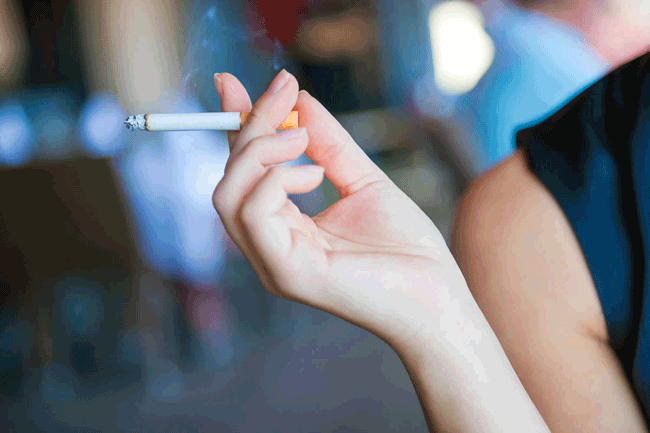 3. Hút thuốc lá: Theo báo cáo của Trung tâm Kiểm soát và Phòng ngừa Dịch bệnh Hoa Kỳ, mỗi năm có khoảng 480.000 người nước này chết sử dụng thuốc lá. Một nghiên cứu năm 2011 cho thấy, hút thuốc là nguyên nhân của gần một nửa số người mắc bệnh ung thư gan. Bác sĩ Neil-Sherwood cho biết, các hóa chất độc hại trong thuốc lá làm gia tăng căng thẳng oxy hóa trong hệ thống. Điều này không chỉ tổn thương tế bào gan mà cả tổn thương tế bào toàn cơ thể.