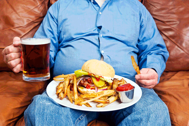 4. Thừa cân: Một trong những tác hại của việc thừa cân là sự tích tụ chất béo trong gan, dẫn đến bệnh gan nhiễm mỡ không do rượu (NAFLD). Bệnh này cũng có thể dẫn đến một loạt các bệnh gan từ gan nhiễm mỡ đến xơ gan, viêm gan vĩnh viên. Thuật ngữ 'không cồn' được sử dụng vì tổn thương gan rất giống với thiệt hại do rượu gây ra, mặc dù những bệnh nhân này không tiêu thụ quá nhiều rượu.