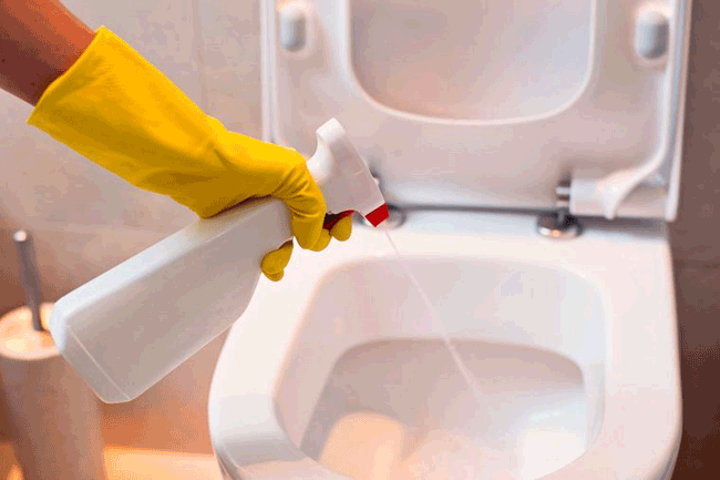 5. Lạm dụng thuốc tẩy bồn cầu: Bạn chỉ nên sử dụng ¼ nắp nước tẩy bồn cầu và giữ chúng trong một vài phút để khử trùng trước khi làm sạch. Nhưng nếu chất tẩy được trộn với amoniac, các khí độc gọi là choloramine được tạo ra, có thể gây ho, khò khè, buồn nôn hoặc chảy nước mắt; hoặc ở nồng độ cao hơn dẫn đến đau ngực, thở khò khè hoặc viêm phổi. Việc sử dụng song song với một số chất tẩy rửa bồn cầu khác, thậm chí giấm cũng không được khuyến nghị vì sự kết hợp giữa thuốc tẩy clo và axit tạo ra khí clo độc hại có thể gây bỏng mắt, khó thở với số lượng nhỏ, và gây tử vong ở mức cao.