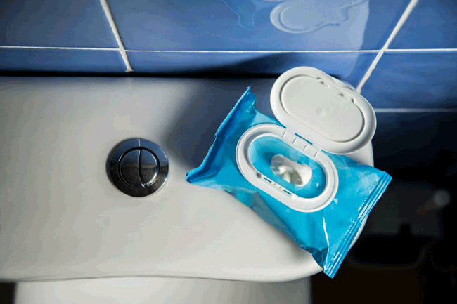 6. Lau chùi quá mạnh sau khi đi vệ sinh: Lau chùi quá mạnh hoặc làm sạch quá mức với xà phòng và khăn lau có mùi thơm có thể gây kích ứng da, ngứa dữ dội. Chỉ cần lau nhẹ bằng giấy vệ sinh hoặc khăn ẩm, và rửa bằng dung dịch chuyên dụng khi tắm là đủ để làm sạch vùng kín của bạn.