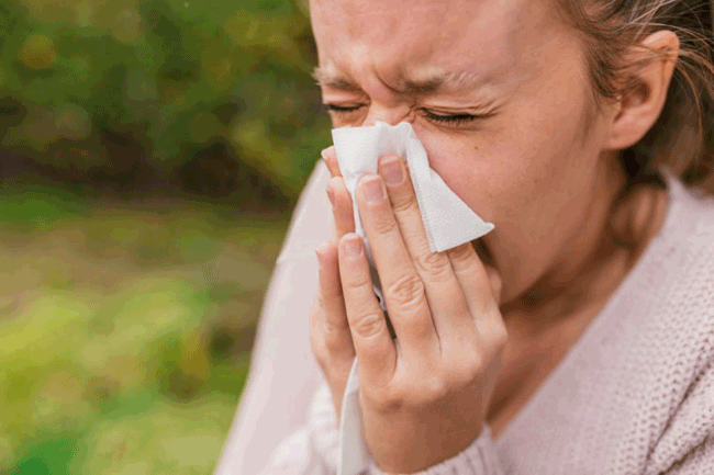 1. Bịt mũi khi hắt hơi: Theo Tạp chí Y khoa The BMJ: Nếu bịt chặt mũi và miệng khi hắt hơi thì áp lực vẫn được tạo ra nhưng không được giải phóng, điều đó khiến áp lực có thể tăng trở lại xoang hoặc sau mũi, qua miệng và cổ họng hoặc thậm chí là lồng ngực. Khi áp lực đi qua đường mũi đến tai, nó có thể dẫn đến màng nhĩ hoặc tổn thương tai trong. Thậm chí khi áp lực dồn nén quá lớn cũng có thể gây ra các chấn thương khác do mạch máu bị vỡ ở bất kỳ khu vực nào như ngực, cổ họng, mắt hoặc não. Mặc dù các chấn thương này hiếm gặp nhưng để đảm bảo an toàn sức khỏe, hãy hắt hơi 1 cách tự nhiên.