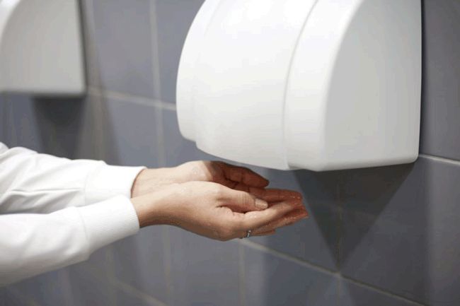 4. Sử dụng máy sấy tay: Một nghiên cứu mới cho thấy máy sấy tay trong phòng vệ sinh công cộng thực sự thổi vi khuẩn quay trở lại vào tay bạn. Trong một tòa nhà lớn, các vi khuẩn có khả năng gây bệnh, bao gồm cả bào tử vi khuẩn có thể di chuyển giữa các phòng và sự lắng đọng vi khuẩn/bào tử bằng máy sấy tay là một cơ chế lây lan của vi khuẩn truyền nhiễm.
