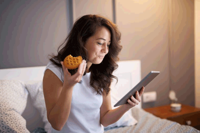 5. Ăn trước khi đi ngủ: Không đề cập đến vấn đề cân nặng, thói quen này có thể khiến bạn bị trào ngược axit và làm gián đoạn giấc ngủ. Các chuyên gia khuyên bạn nên tránh ăn trong vòng 3 đến 4 giờ trước khi đi ngủ.