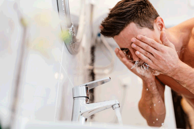 7. Không rửa mặt trước khi đi ngủ hoặc sau khi tập luyện: Một cuộc khảo sát cho thấy có tới 80% người Mỹ mắc ít nhất một lỗi phổ biến khi rửa mặt, bao gồm bỏ qua việc làm sạch hoàn toàn. Rửa mặt trước khi đi ngủ rất quan trọng để loại khỏi da lớp trang điểm, bụi bẩn và các chất bã nhờn. Bác sĩ cũng khuyên nên rửa mặt sau khi tập luyện vì bạn đổ mồ hôi khi thường xuyên dùng tay chạm vào mặt và các thiết bị tập luyện. Điều này có thể khiến bạn dễ bị nổi mụn, mẩn và kích ứng da nói chung.