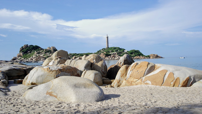 Mũi Kê Gà thuộc xã Tân Thành, huyện Hàm Thuận Nam, tỉnh Bình Thuận. Tại đây có ngọn tháp cao 65m so với mặt nước biển. Tháp xây dựng từ năm 1897 - 1899 và bắt đầu hoạt động vào năm 1990. Được sách kỷ lục Việt Nam xác nhận là ngọn hải đăng cao nhất và cổ nhất Việt Nam.